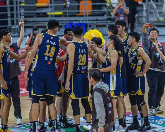 京粤大战：广东男篮击败北京队晋级总决赛的简单介绍