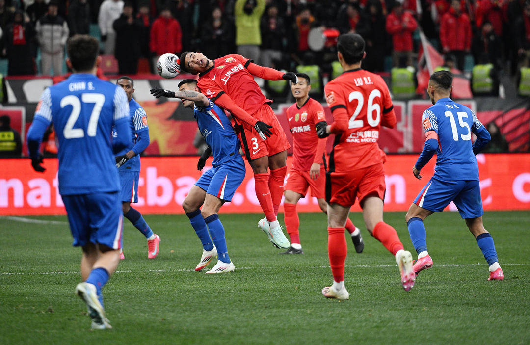 米兰体育官网-足球主场疯狂加油，球迷热情高涨