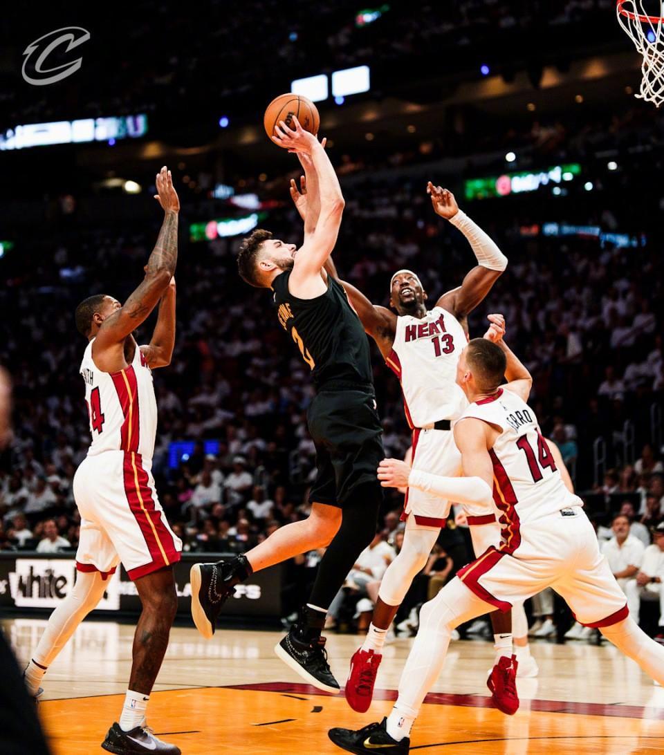 ac米兰-NBA常规赛：雄鹿队火力全开轻松赢下对手的简单介绍