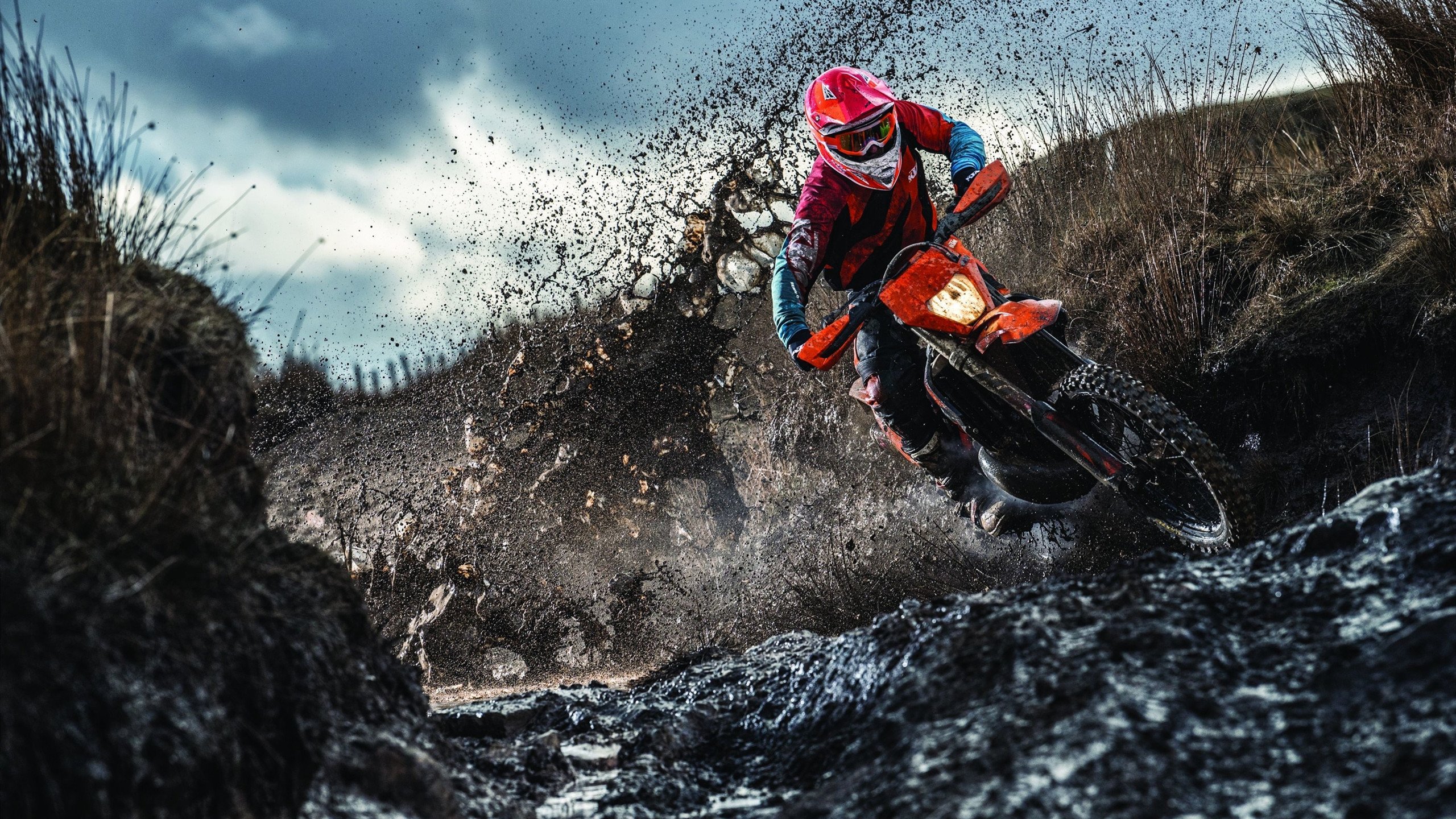 姆巴佩状态火热引领新时代，威尔士战术革命如何悄然压制巴萨传统？